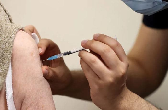 Agjencia e Sigurisë Shëndetësore në Angli: Vaksinat përforcuese rrisin mbrojtjen kundër vdekjes nga Omicron për moshat mbi 50 vjeç