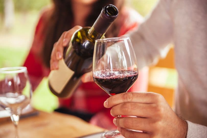 Pirja e verës dhe shampanjës mund të zvogëlojë rrezikun nga COVID-19, thotë studimi