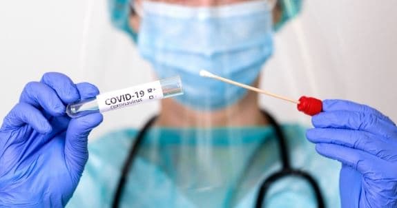Studimi: Një në 10 persona me COVID-19 mund të jetë ende infektues përtej 10 ditësh