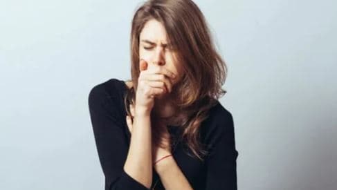 Si t'i dalloni simptomat e tuberkulozit nga ato të COVID-19?