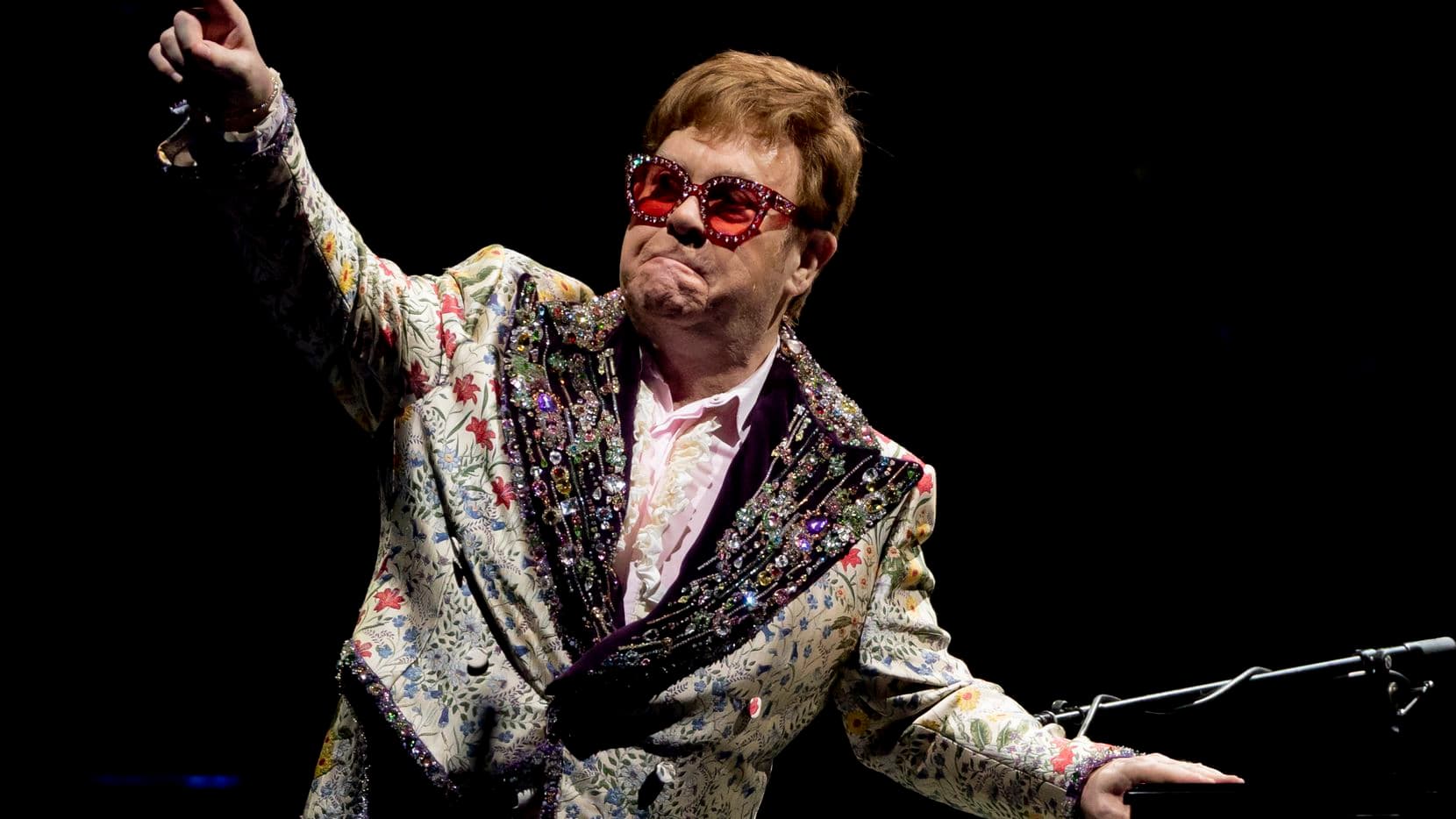 Elton John infektohet me COVID-19
