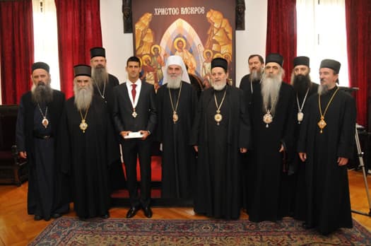 COVID-19 ia mbyti patriarkun, Kisha Serbe e mbështet Gjokoviqin e pavaksinuar