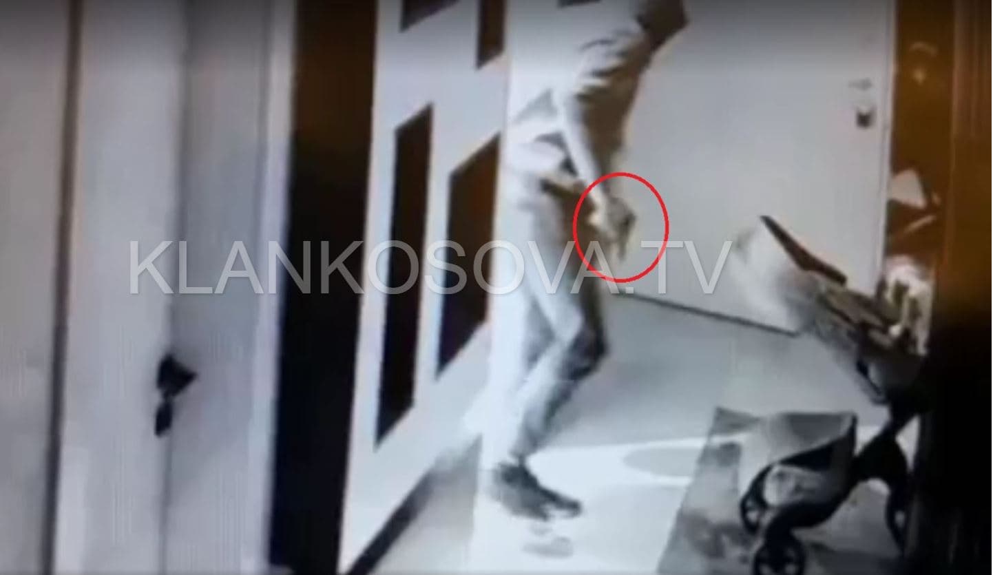 Hajnat e armatosur i shpeshtojnë hyrjet në shtëpitë e lagjes "Qershia" në Çagllavicë (VIDEO)