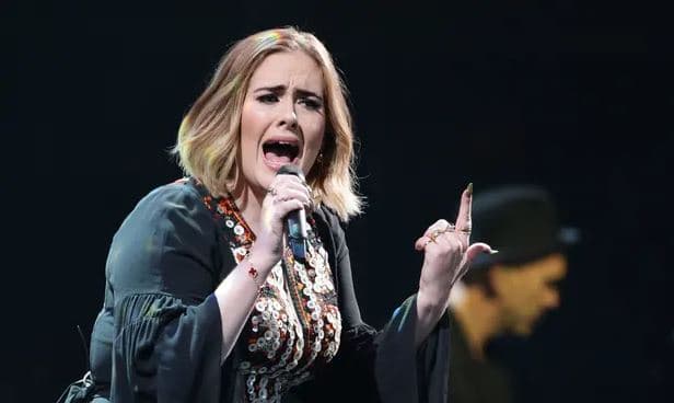 Adele shtyn koncertet në Las Vegas për shkak të përhapjes së koronavirusit (VIDEO)