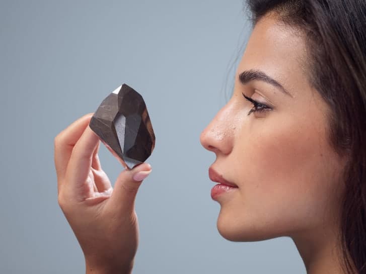Një diamant i zi 555 karatësh, që besohet se 'ra nga qielli’, është në shitje