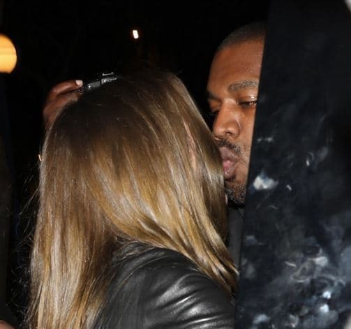 Kanye West dhe Julia Fox shkëmbejnë puthje para fotografëve