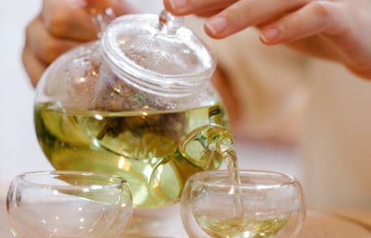 Receta e çajit bimor me bar limoni që ndihmon në forcimin e sistemit imunitar