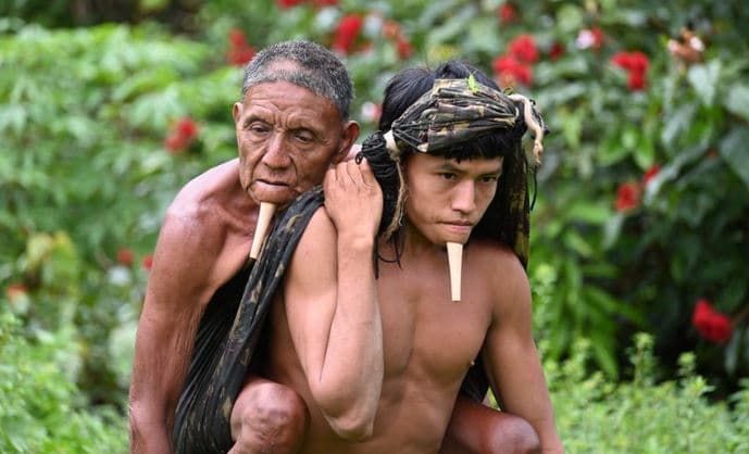 Fotoja që tregon sfidat e vaksinimit në Amazonë: E barti në shpinë babain që të vaksinohet