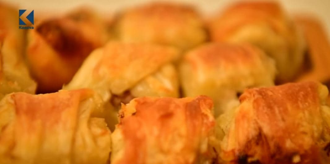 Mësoni se si përgatiten mini-mantiat tradicionale me mish (VIDEO)
