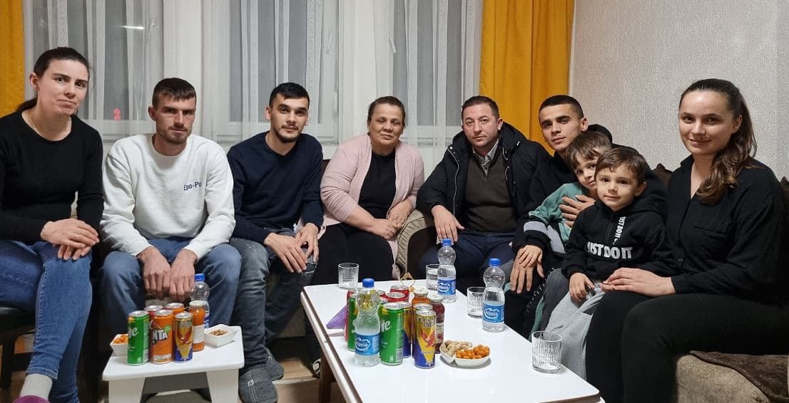Mehaj viziton familjen Ademi në Drenas: Sakrifica e tyre na i solli ditët të cilat i jetojmë tani