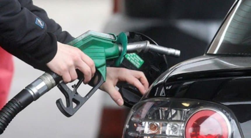 Nafta dhe benzina lirohen për nga 2 centë