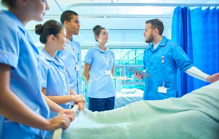 U frymëzuan nga pandemia, numër rekord i adoleshentëve zgjedhin të bëhen infermierë