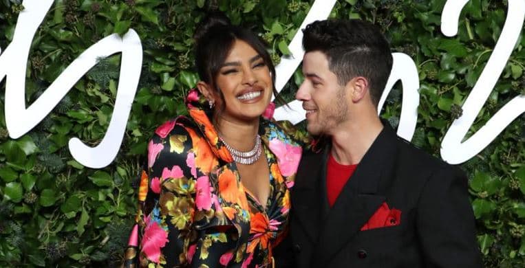 Priyanka Chopra dhe Nick Jonas bëhen prindër për herë të parë