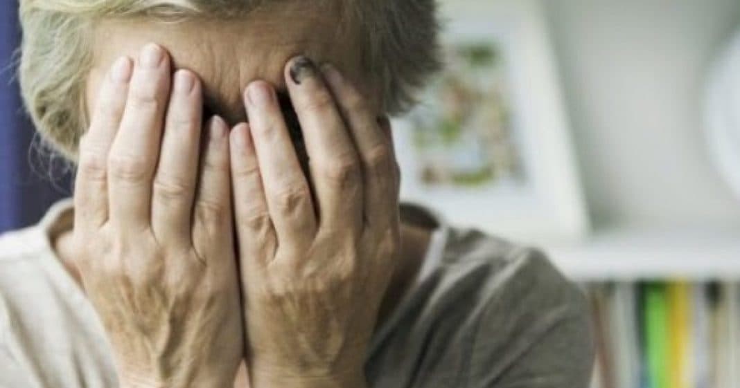E rëndë në Pejë: Djali rrah dhe ofendon nënën e tij
