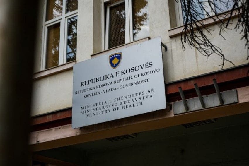 Ministria e Shëndetësisë jep tri arsye se pse duhen kufizuar kontaktet