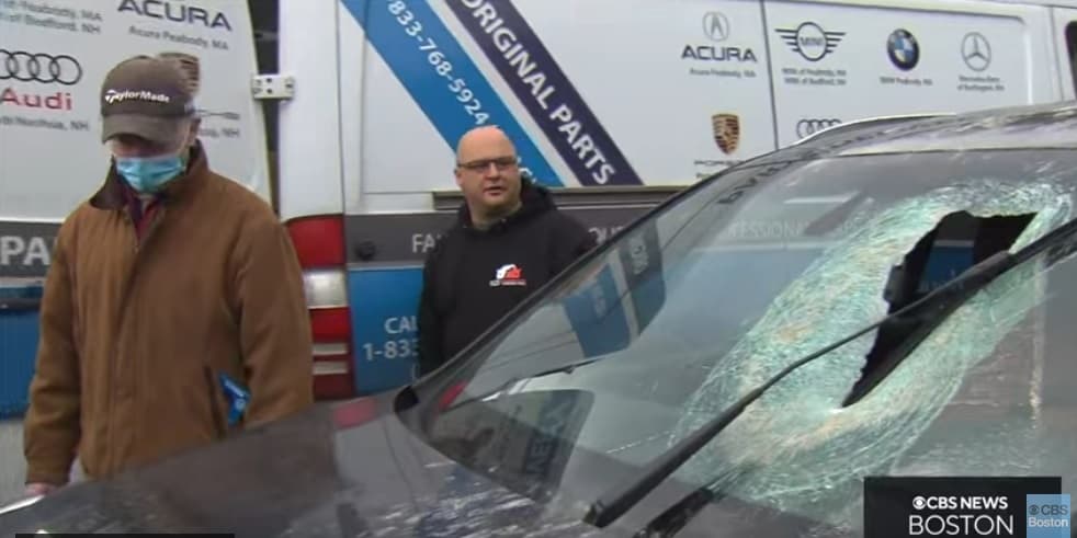 Copa e madhe betoni i përplaset shoferit në xham para fytyrës (VIDEO)