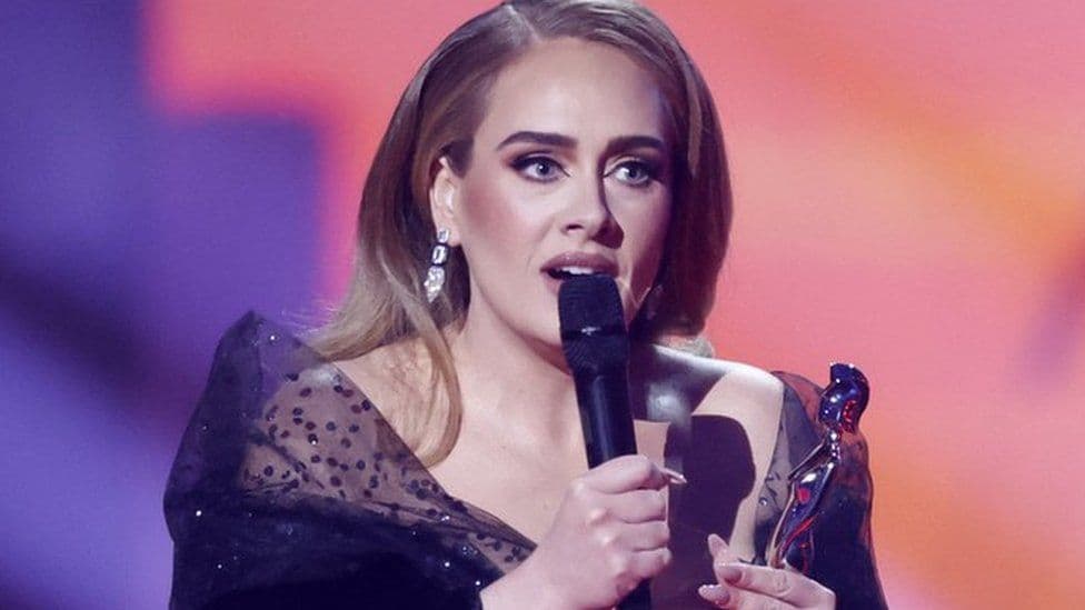 Adele fitoi tre nga katër çmimet kryesore në Brit Awards