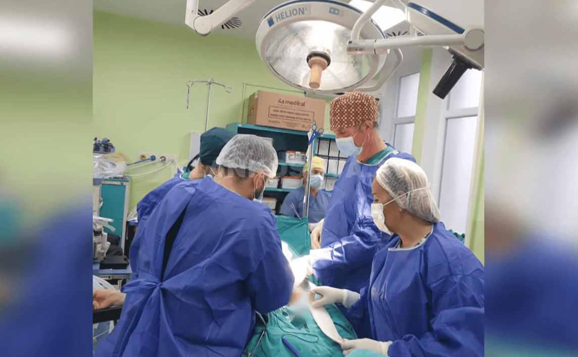 Kryhet me sukses një operacion në QKUK tek një 21-vjeçare e cila vrimën anale e kishte në vaginë (VIDEO)