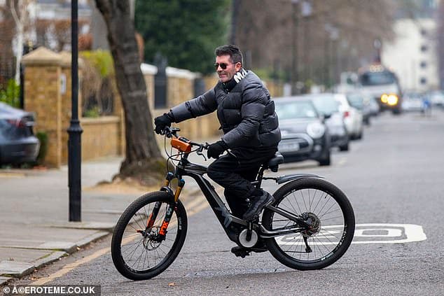 Simon Cowell përplaset rëndë me biçikletën e tij elektronike