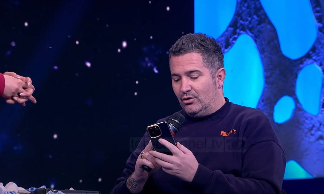 Këngëtari i njohur shqiptar live në emision i kërkon "divorcin" gruas së tij (VIDEO)