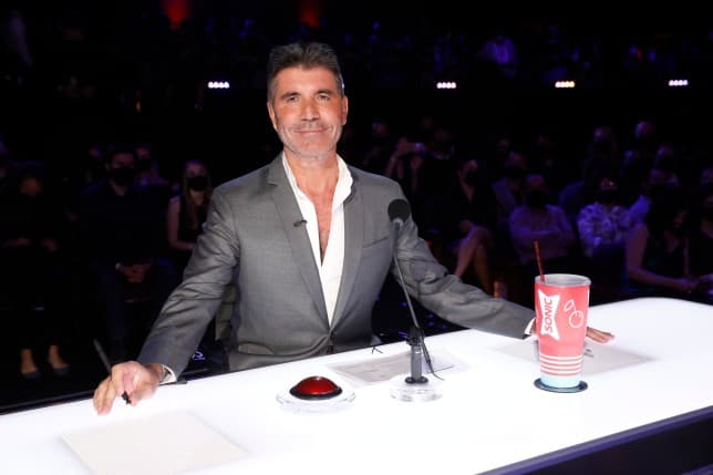 Simon Cowell rezulton pozitiv për COVID-19