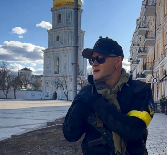 Këngëtari ukrainas lë muzikën dhe i bashkohet ushtrisë (VIDEO)
