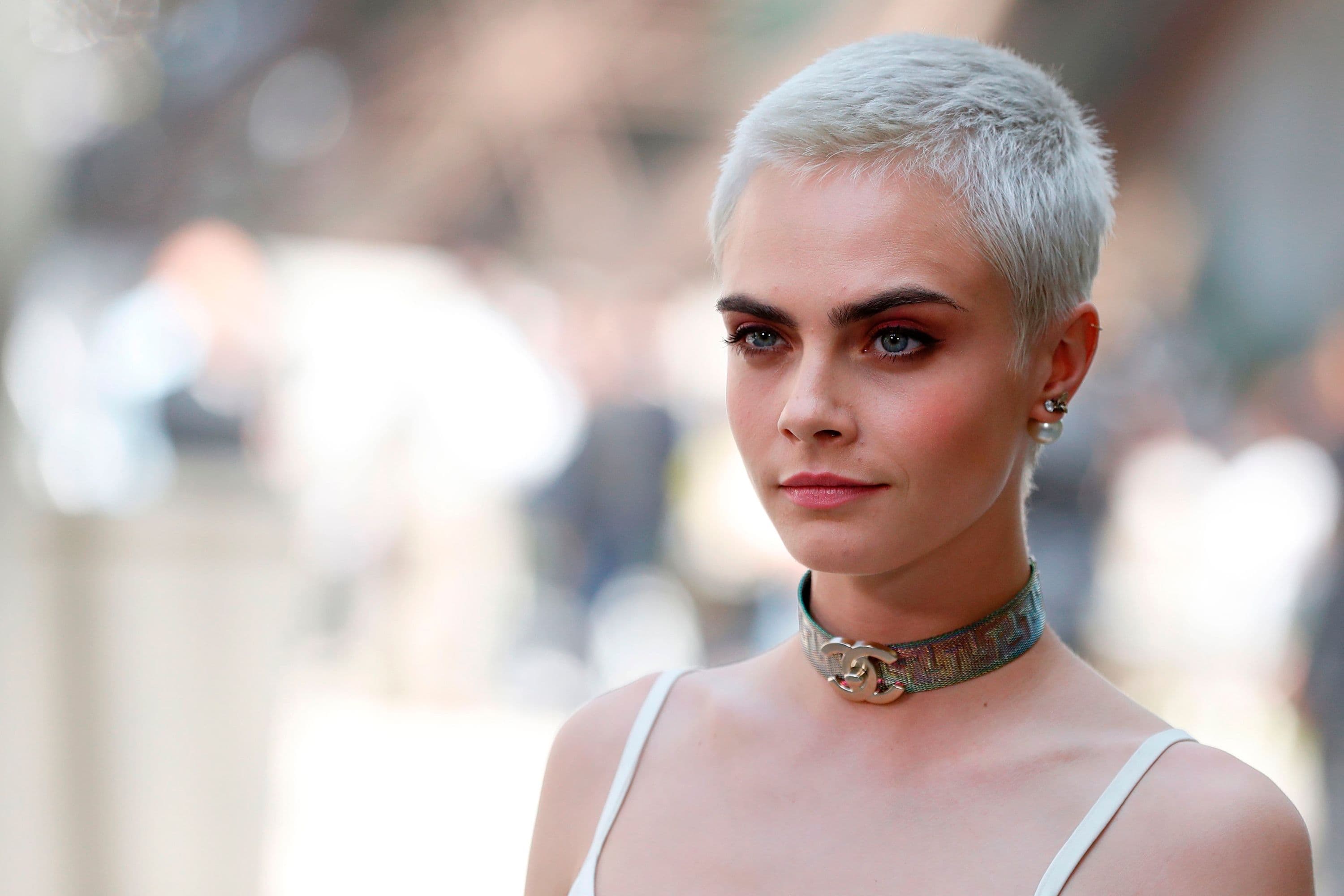 Cara Delevingne blen rroba fëmijësh, edhe pse s'ka fëmijë