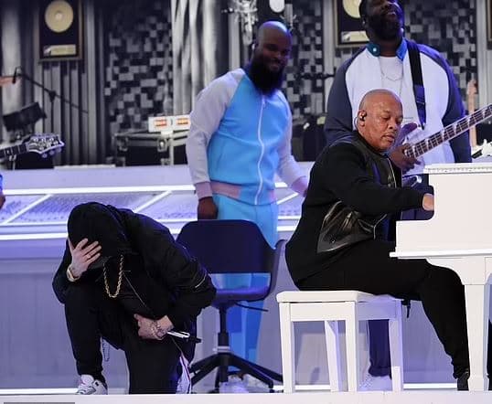 Eminem sfidon NFL, gjunjëzohet gjatë himnit kombëtar në Super Bowl