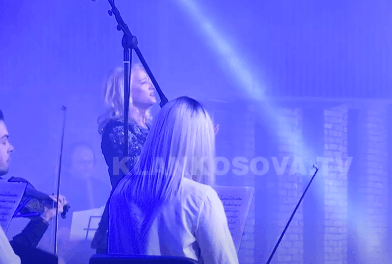 Në koncertin e Klan Kosovës për përvjetorin e 14 të pavarësisë performon Shkurte Fejza (VIDEO)