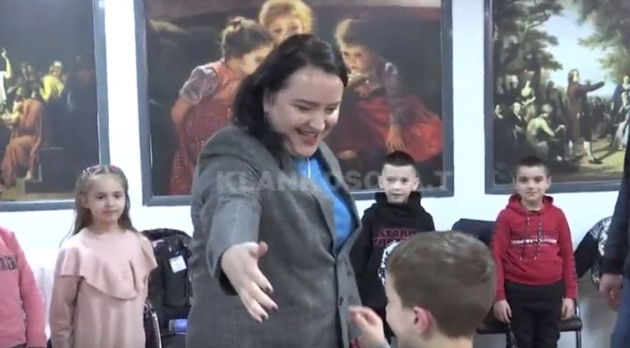 Drejtoresha e re del në bibliotekë, takon fëmijët (VIDEO)