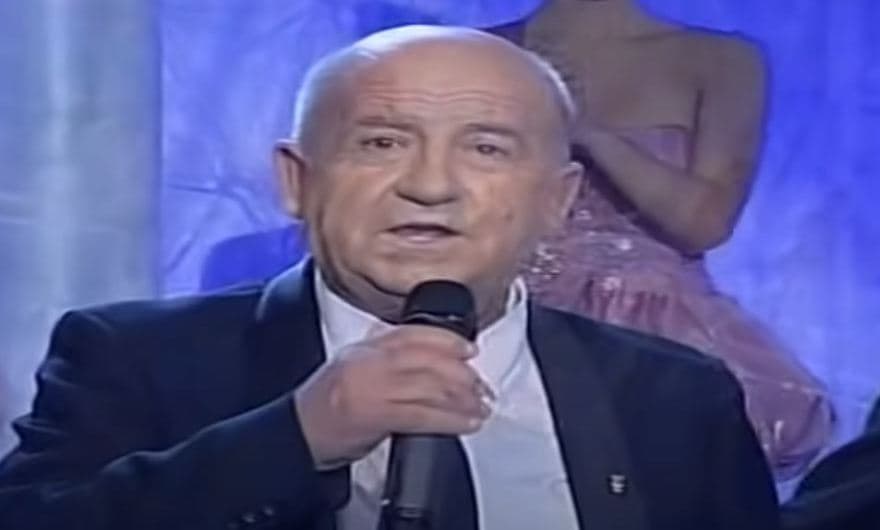 Interpretimi i këngën "Rroka mandolinën" nga Luan Hajra (VIDEO)