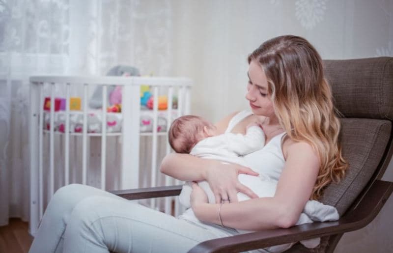 Të gjitha nënat e reja duhet të kenë kujdes nga simptoma e re e Omicronit