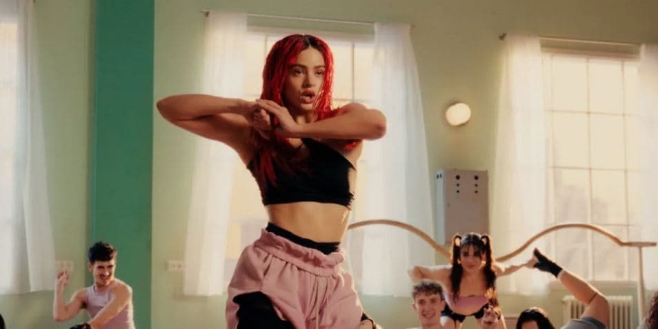 Rosalía kthehet me 'Chicken Teriyaki' (VIDEO)