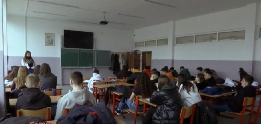 Disa shkolla të Prishtinës mësojnë për teknologjinë pa teknologji (VIDEO)