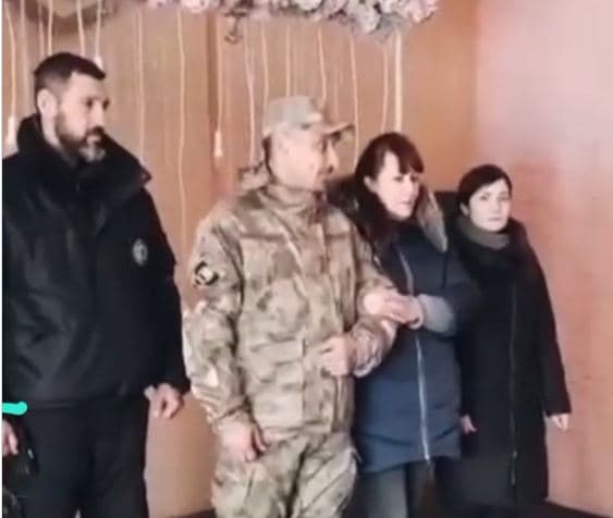 "Dashuria gjithmonë fiton", çifti ukrainas martohet në bunker (FOTO)