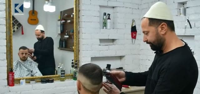 Gjonson Simoni, 35 vjeçari që bart plisin kudo (VIDEO)