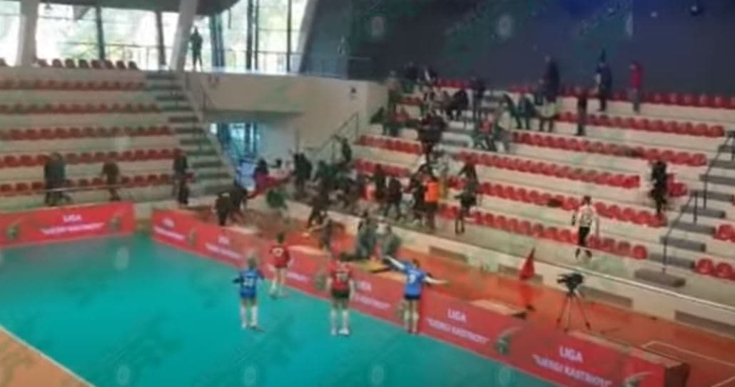 Rrahje e madhe mes dy tifozërive shqiptare (VIDEO)