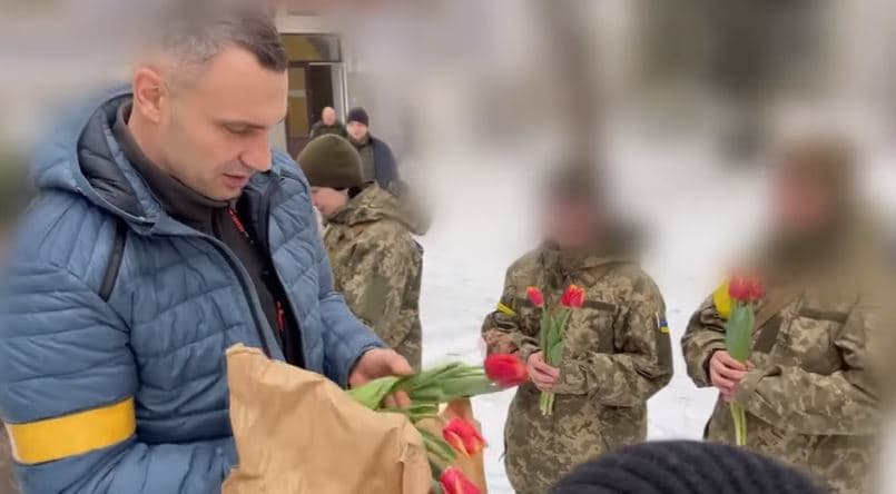 Klitschko dhuron lule për ushtaret ukrainase (VIDEO)