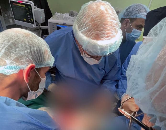 Kryhet një operacion i komplikuar në QKUK, i shpëtohet jeta 55-vjeçarit (VIDEO)