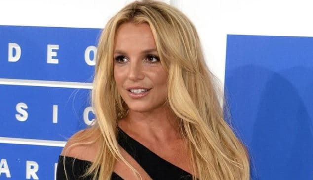 I mbeti Mercedesi pa benzinë, Britney Spears bllokon autostradën