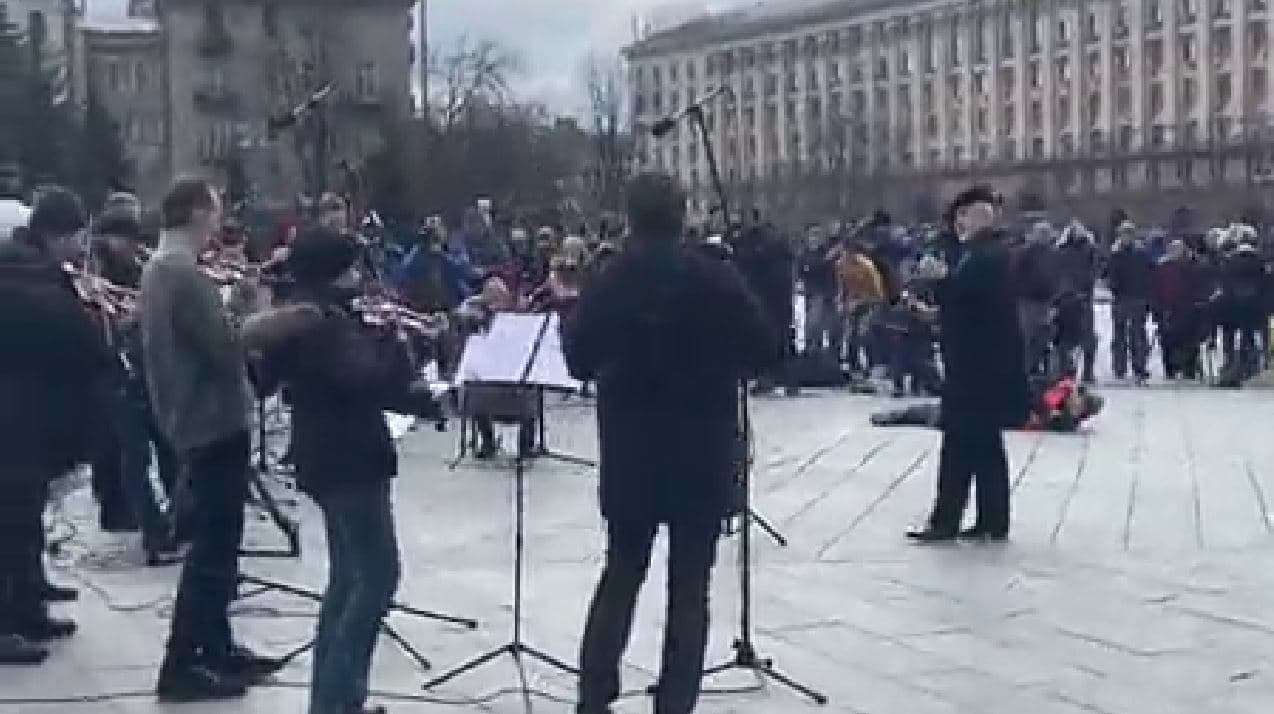 Muzikantët e Kievit përmes tingujve bëjnë thirrje për t'i dhënë fund luftës (VIDEO)