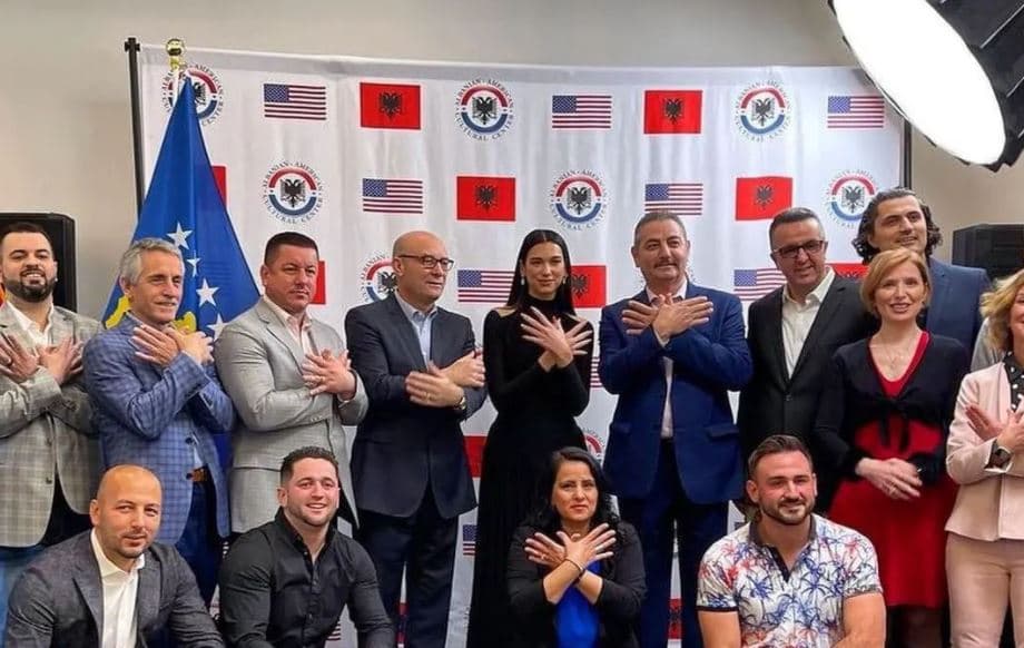 Dua Lipa merr pjesë në hapjen e objektit të ri të Qendrës së Re të Komunitetit Shqiptar në Dallas (VIDEO)