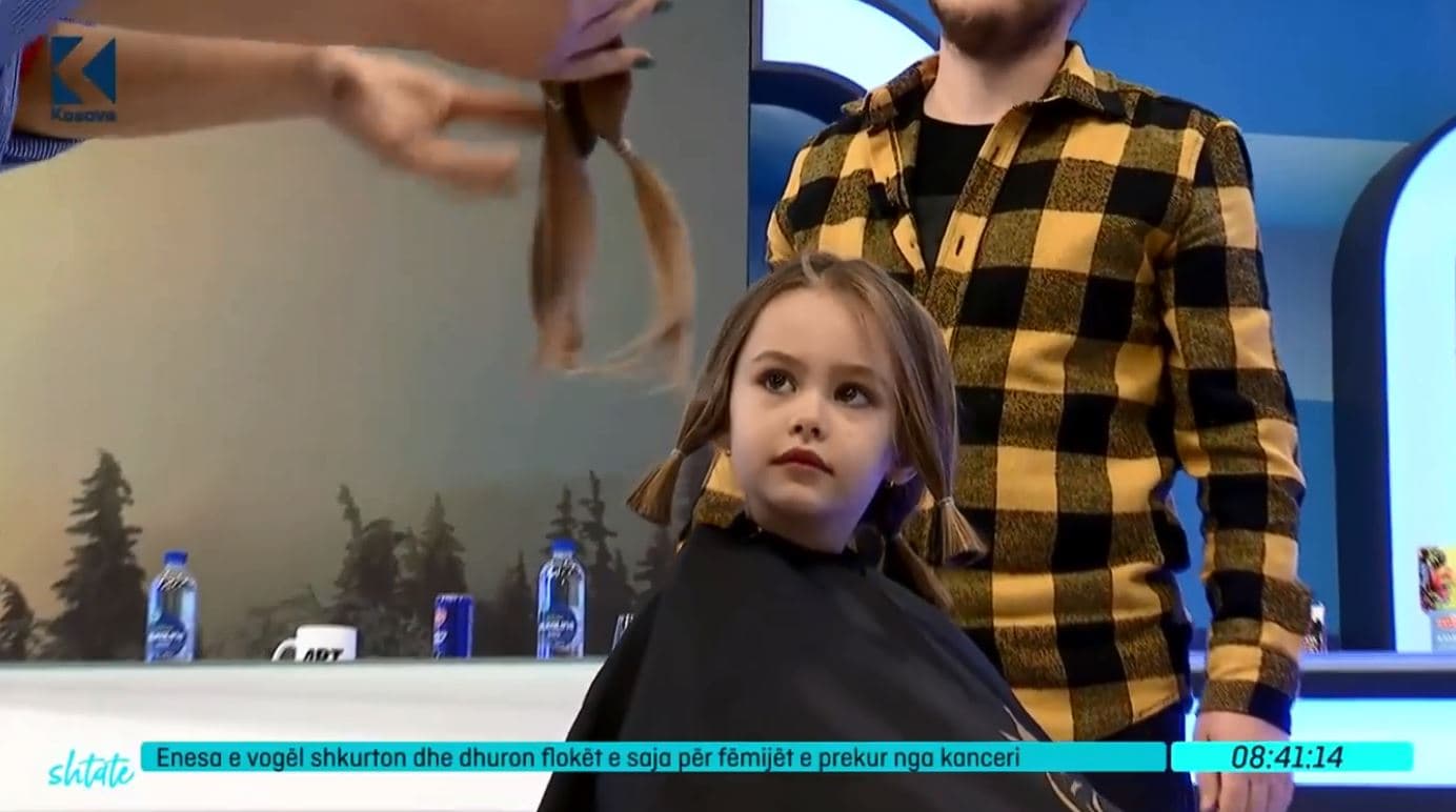 Enesa e vogël shkurton dhe dhuron flokët për fëmijët e prekur nga kanceri (VIDEO)