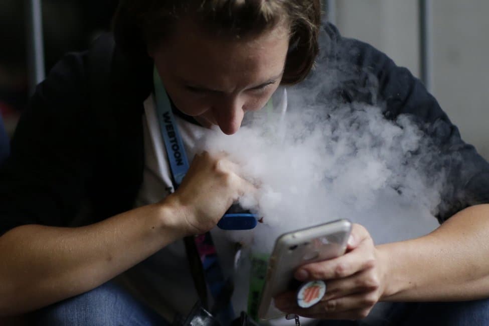 Cigaret elektrike më të rrezikshme se pirja e duhanit në shfaqjen e kancerit të hundës dhe fytit