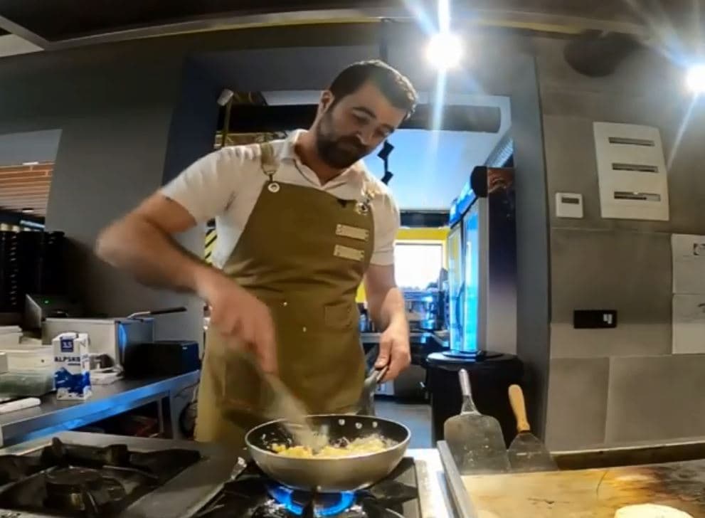 Si përgatitet hamburgeri me makarona? (VIDEO)