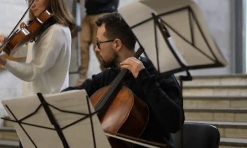 Koncert emocionues në metron e Kharkivit në Ukrainë (VIDEO)