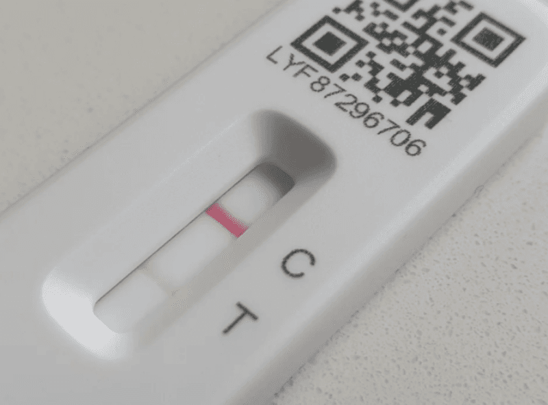 Shenjat e COVID-19 që s’duhet t'i injoroni as pas përmirësimit të situatës epidemiologjike