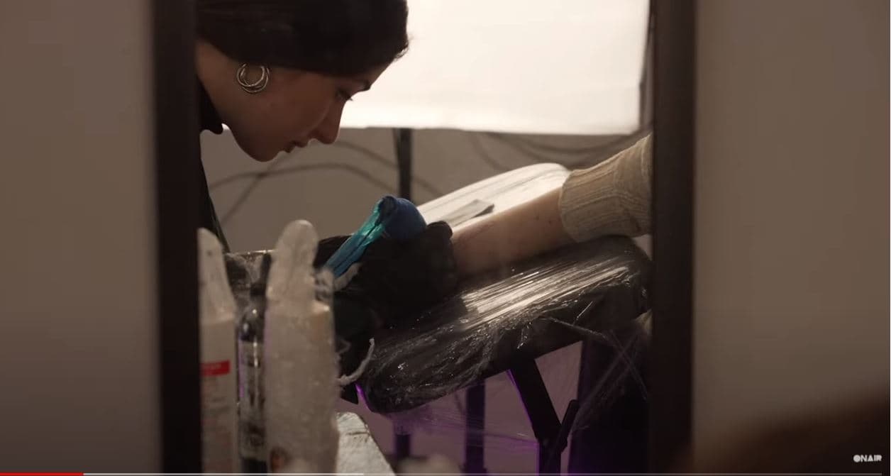 Ukrainasve iu rritet interesimi për tatuazhe patriotike (VIDEO)
