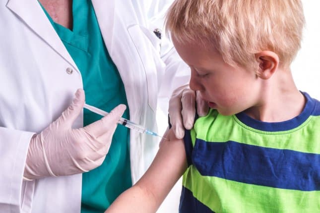 Antibiotikët mund të dobësojnë reagimin imunitar ndaj vaksinave të fëmijërisë