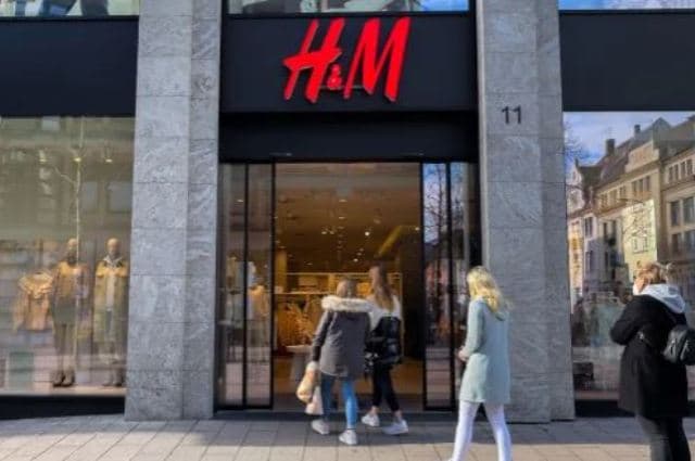 H&M mbyll shumë dyqane nëpër botë, por vjen në Kosovë